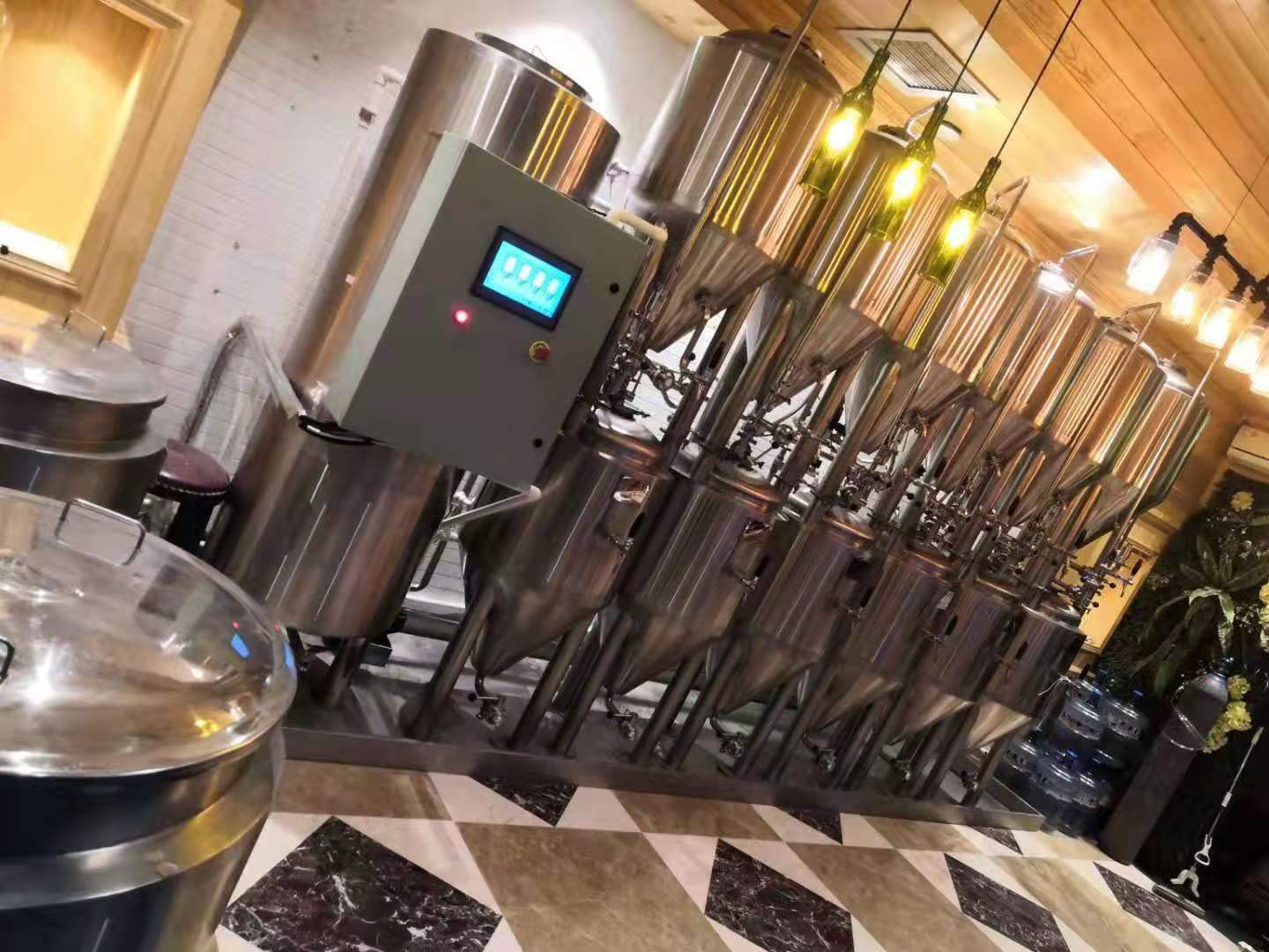 啤酒坊精釀啤酒設(shè)備-山東豪魯 啤酒坊精釀啤酒設(shè)備-山東豪魯